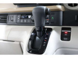 インパネシフトだから視線の移動も少なく足元もスッキリ♪運転席もゆったりしているのでゆとりを持ってドライブできますね!