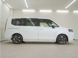 リアには左右スライドドアを採用。狭い駐車場でも開閉しやすく、強風の日でもドアが煽られにくくなっております。小さなお子さまやご年配の方も安心して乗り降りできます。