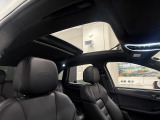 パノラマ ルーフ システム搭載で空気の入れ替えができたり、自然光が入るので車内が明るくなり気持ちよくドライブができます。