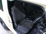 程よい硬さとホールド性が高いシートで長時間運転も快適です。