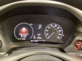 ハイブリット車専用のメーターです。右側の大型スピードメーターに加え、ステアリングスイッチを使って左のマルチインフォメーション・ディスプレイで燃費や動力伝達などの情報が見れるようになっています。