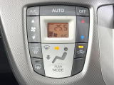 【オートエアコン】一度お好みの温度に設定すれば、車内の温度を検知し風量や温度を自動で調整。暑い&hellip;寒い&hellip;と何度もスイッチ操作をする必要はありません。快適な車内空間には必須の機能ですね♪