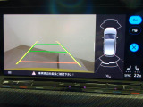ギアをリバースに入れると車両後方の映像を映し出します。画面にはガイドラインが表示され、車庫入れや縦列駐車などの際に安全確認をサポートします。