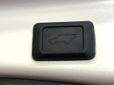 【パワーバックドア】スマートキーや運転席のボタンを押すだけでリアゲートが自動で開閉します!荷物を持っている時や、高い位置にあるバックドアを閉める際に便利な機能です♪