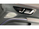 【メモリー付パワーシート】シートをかたどった調整スイッチはメルセデス・ベンツが特許を持っています。様々な体型の乗員に合わせた、きめ細かい調整が可能になっています。