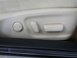 運転席のシート調整を電動で調整できます。無段階調整なので、どなたにもピッタリの調整が可能です。