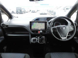 【運転席・インパネまわり】 ハンドル・シート・フロアーなど隅々までプロによるクリーニング済み☆彡キレイな車内でドライブが一層快適にお楽しみいただけます!!