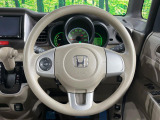 インテリアに合わせたデザインのステアリングは、運転される方のことも考え、運転しやすい形状、大きさです。是非一度、実際に触ってお確かめください。
