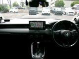 大きなフロントガラスで広々とした視界の運転席まわりです。