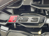 誇らしげに輝く「RS3」のエンブレム。アウディのモータースポーツ技術が凝縮された特別なモデルであることを証し、所有する喜びをより一層高めてくれます。(76字)