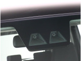 フロントガラス上部に装備されたカメラで前方を常に監視!被害軽減ブレーキや車線逸脱防止支援システムも装備し安全運転をサポートします!!
