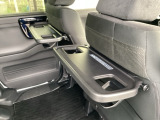 前席背面には格納式テーブルが付いており、休憩時のちょっとした小物置きに使えて便利です。