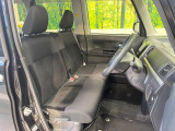 運転席まわりには十分なスペースがあり、大柄な方でもゆったり運転していただける環境です。