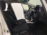 広い足元にゆったり座れるシートには肘掛けも装備しており長距離の運転でも疲れにくくなってます。女性でも運転がしやすいように、シートの高さ調整機能(シートリフター)がついています。