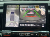 【360度カメラ】全方位モニターを装備し、車両の周囲を上空から見下ろすように映像で確認可能。駐車や狭い道での操作をサポートし、安全性を高めます。