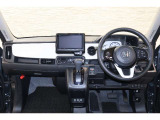 操作性に優れた運転席となります!小物入れや各ボタンの配置にこだわり、使いやすいです!座り心地もよく視認性も良好なのでロングドライブもお任せ下さい!