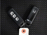 ◆スマートキー◆カギをバッグやポケットに入れたままでもドアロックの開閉ができる『スマートキー』付き!雨天や暗くなってもカギを取り出す必要がなくドアの開錠&エンジンも始動できます