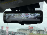 【デジタルインナーミラー】後席の大きな荷物や同乗者で後方が確認しづらい時でも安心!カメラが撮影した車両後方の映像をルームミラー内に表示。クリアな視界で状況の確認が可能です!