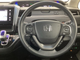 【ハンドル】運転にかかわる様々な操作を安全に行えるように視点移動が少なく操作性に配慮されたスイッチ類が凝縮されたコックピットです。