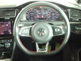 Volkswagen全車共通の上質な本革を使用した手触りのしっとりとしたステアリングです。唯一素肌が触れるハンドルは上位モデルと同じ握り心地になっております。