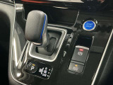【e-POWER専用シフトレバー】単に操作方法が変わっただけでなく、デザイン性と安全性の向上、さらには先進運転支援機能の実現に貢献する、機械式から進化した電子制御式のシステムです。