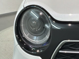 LEDヘッドライトは、点灯の瞬間から最大光量を発揮し、突然暗くなるトンネルなどでの安定感を高めます。