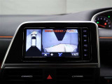 パノラミックビューモニター付きです。車両を上から見たような映像をディスプレイオーディオ画面に表示。運転席からの目視だけでは見にくい、車両周辺の状況をリアルタイムでしっかり確認できます。