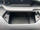 運転席メーター手前側の収納。