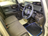 【ベンチシート】運転席と助手席の移動もスムーズ!狭い駐車場での乗り降りや、お子様の乗り降りにも便利です。座席の間にコンソールボックスやドリンクホルダーがないため、車内空間が広く感じます。