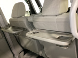 運転席・助手席の背もたれには、2列目シート用にカップホルダー付きの「格納式のシートバックテーブル」を装備しています。休憩時のちょっとした時間などカップを置いたり、小物置きに使えて便利です。