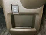 アクセサリーソケットはUSBのアダプターなどをつければ、スマホの充電にも使えます。周辺には物が置けるボックスがついています。
