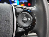 ◆アダプティブクルーズコントロール◆予め設定した車速内でクルマが自動的に加減速。前走車との適切な車間距離を維持しながら追従走行します。【LKAS】車線維持支援システムでステアリング操作を支援。