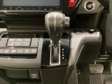 CVT車のセレクトレバーです。低速から高速まで、変速ショックのないスムーズな走りを実現するとともに、エンジン効率のよい領域を維持することで燃費にも貢献します。