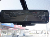 【日産のスマート・ルームミラーは内蔵モニターで後方の状況をクリアな画像で確認でき、通常のルームミラーに切り替えて後席の様子を確認することもできます。