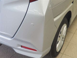コーナーセンサーを車の前後に装備。障害物までの距離に応じて警告音を変えてお知らせ。縦列駐車時や駐車場・車庫などでの取り回しをサポートします。詳細は販売店スタッフまでおたずねください。