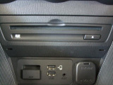 CD/DVD再生プレーヤーとフルセグTVチューナーを装備しています。また、USB端子も備えています。