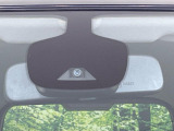 【エマージェンシーブレーキ】走行中に前方の車両等を認識し、衝突しそうな時は警報とブレーキで衝突回避と被害軽減をアシスト。より安全にドライブをお楽しみいただけます。
