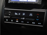 【オートエアコン】温度を設定すれば自動で快適な車内温度を保ちます。エアコン内部の高性能脱臭フィルターで車内のアレルゲンや花粉を除去。