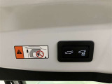 後ろが狭くてもサッと積める。途中で止められる安心のバックドア。後ろの駐車スペースが狭い時に重宝しますよ♪