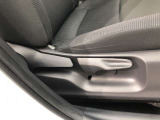 運転席シート座面は上下アジャスター付きです。お好みの位置に調整可能です。