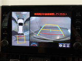 パノラミックビューモニター付きです。車両を上から見たような映像をディスプレイオーディオ画面に表示。運転席からの目視だけでは見にくい、車両周辺の状況をリアルタイムでしっかり確認できます。