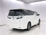 広々とした車内空間に優れた燃費性能。更にデザインも上質で人気のお車です!