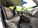 運転席まわりには十分なスペースがあり、大柄な方でもゆったり運転していただける環境です。