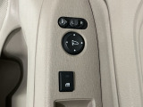 狭い駐車場で便利な電動格納ドアミラーが付いています。