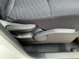 運転席はラチェット式レバーで高さも調整できます