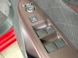 【電動格納ミラー】サイドミラーは電動格納式となっており、狭い駐車場でもキズがつくリスクを抑えられます。