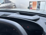 【ヘッドUPディスプレイ装備。】運転中や作業中など、視線を大きく動かさずに必要な情報を確認できます。