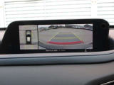 車両の前後左右にある4つのカメラを合成することで、まるでご自身のクルマを空から見ているような俯瞰での映像を映し出してくれます。バック時ももちろんのこと、前進時に視界の悪い交差点でも役に立ちますね。