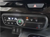 【オートエアコン】温度を設定すれば自動で快適な車内温度を保ちます。エアコン内部の高性能脱臭フィルターで車内のアレルゲンや花粉を除去。