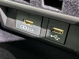 充電用USB端子付き。スマートフォンなどの充電に便利です。